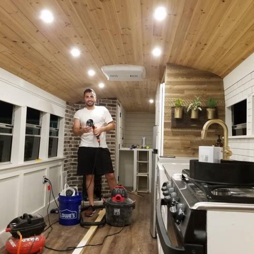 Семейная пара из Орландо в 2019 году купила старый школьный автобус. 04