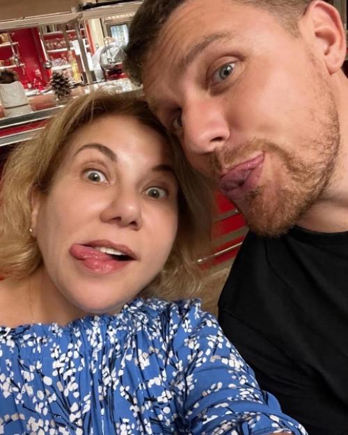 Актриса Марина федункив, которой 52 года, вступила в брак с итальянцем Стефано Маджи в 2021 году. 03