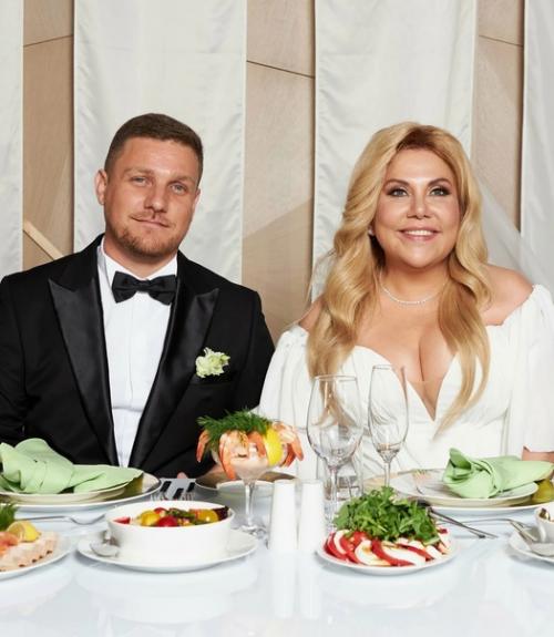 Актриса Марина федункив, которой 52 года, вступила в брак с итальянцем Стефано Маджи в 2021 году. 01