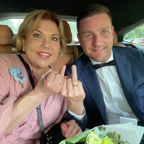 Актриса Марина федункив, которой 52 года, вступила в брак с итальянцем Стефано Маджи в 2021 году. 02