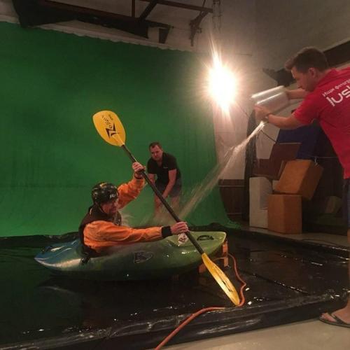 Зачем ехать на реку когда можно снять дома как создаются стоковые Active фото в домашних условиях. 02