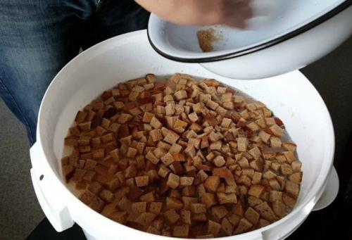 Зачерствевший хлеб - отличное решение для подкормки огородных культур, служащее основой для питательного удобрения. 02