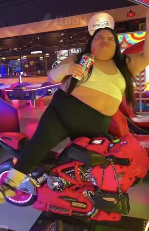 В Самаре девушка, дочь известного директора парка развлечений, ищет своего избранника. 03