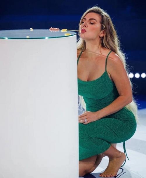 Анна седокова продолжает восхищать своих поклонников своей красотой. 03