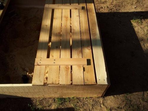 Как сделать детскую песочницу с крышкой и скамейкой своими руками. 02