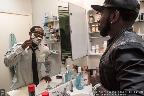 Фотограф девин Митчелл создал оригинальный проект, показывающий реальных американских военных в форме и вне службы. 03