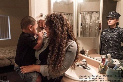 Фотограф девин Митчелл создал оригинальный проект, показывающий реальных американских военных в форме и вне службы. 09