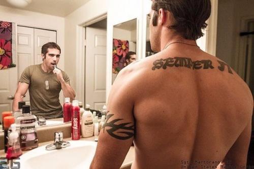 Фотограф девин Митчелл создал оригинальный проект, показывающий реальных американских военных в форме и вне службы. 05