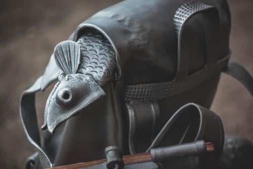 Двухместная тематическая скамейка со скульптурой Рюкзак. 01