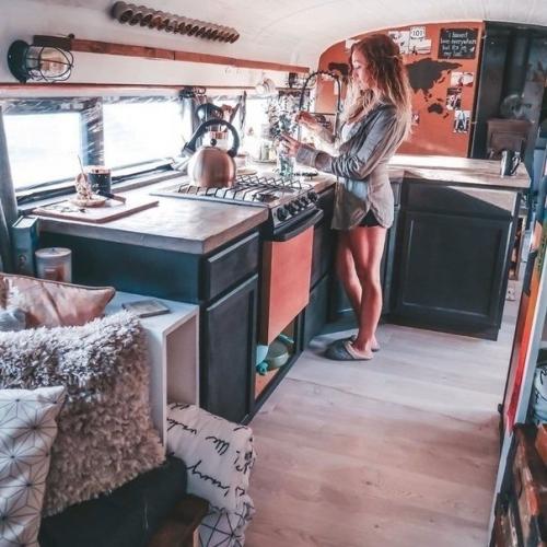 Одна семейная пара приобрела себе автобус, передали его в дом и теперь путешествуют в нем по миру. 02