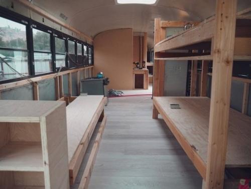 Одна семейная пара приобрела себе автобус, передали его в дом и теперь путешествуют в нем по миру. 01