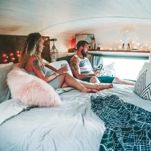 Одна семейная пара приобрела себе автобус, передали его в дом и теперь путешествуют в нем по миру. 05