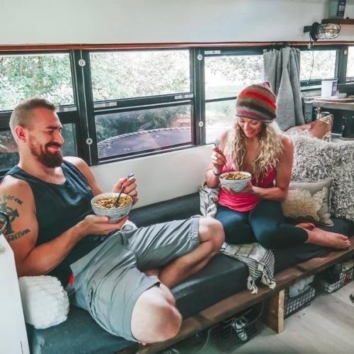 Одна семейная пара приобрела себе автобус, передали его в дом и теперь путешествуют в нем по миру. 03