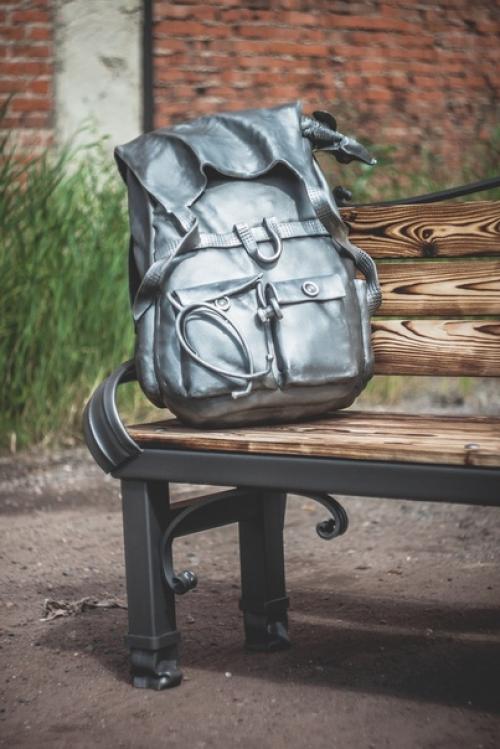 Двухместная тематическая скамейка со скульптурой Рюкзак. 06