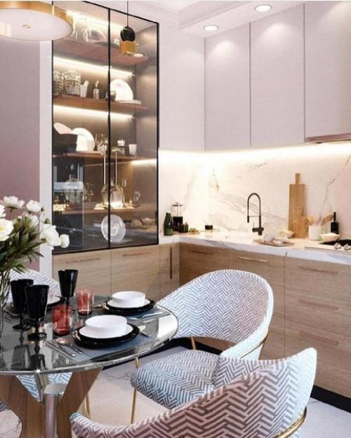 А вот и реально маленькая кухня. 01