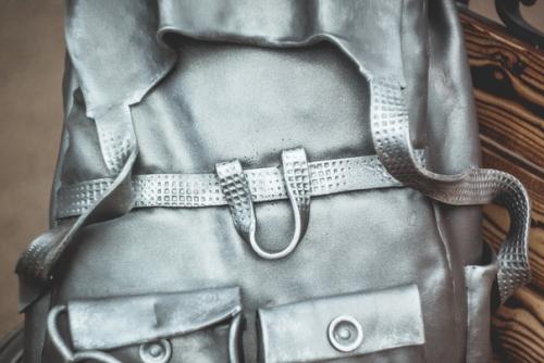 Двухместная тематическая скамейка со скульптурой Рюкзак. 02