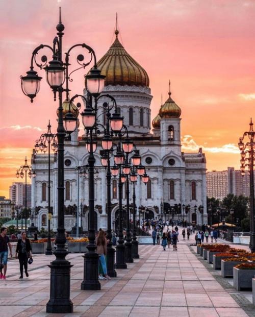 На фото храм Христа спасителя или храм рождества христова в Москве. 02