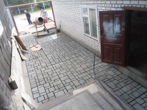 Сделал аккуратную площадку у дома при помощи самодельной формы. 03