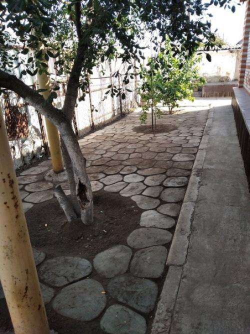 Из летнего архива: жена просила, чтобы я замостил палисадник против бурьяна. 08