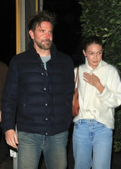 После вторых родов вес подскочил до 81 кг, и многие вещи в шкафу напоминали, как сильно тело изменилось.  