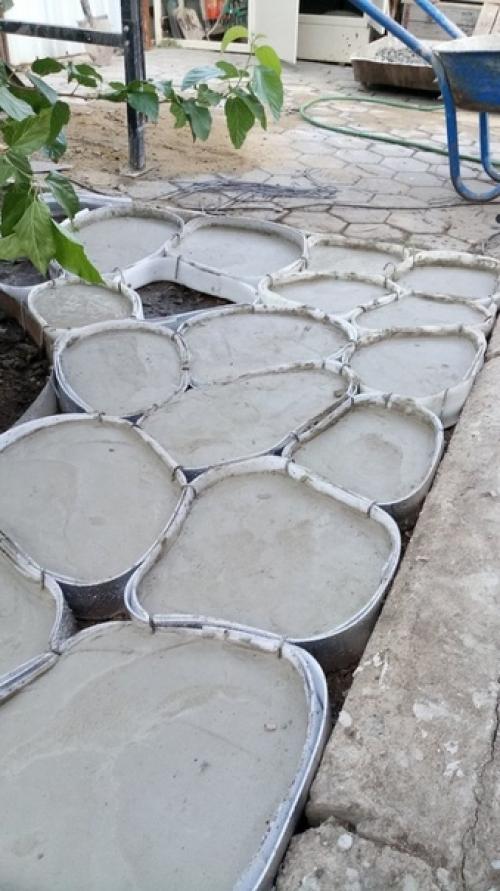 Из летнего архива: жена просила, чтобы я замостил палисадник против бурьяна. 05