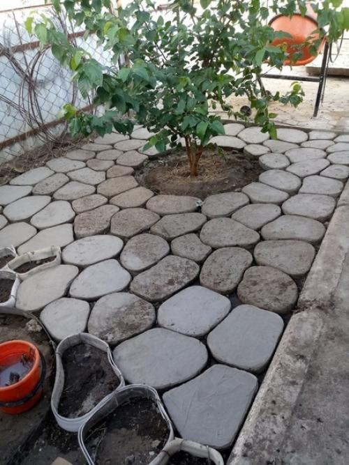 Из летнего архива: жена просила, чтобы я замостил палисадник против бурьяна. 06