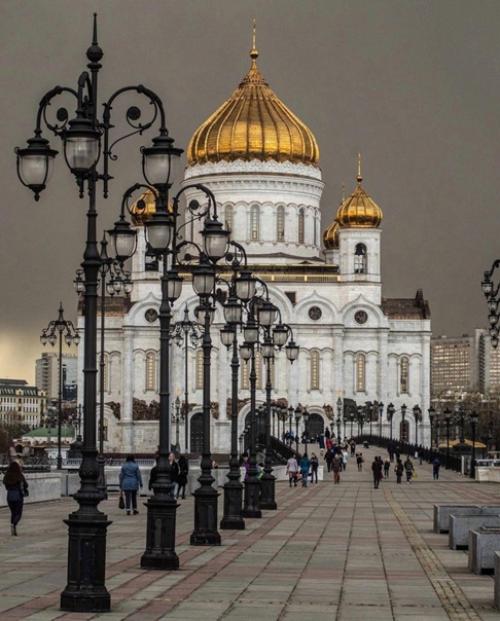 На фото храм Христа спасителя или храм рождества христова в Москве. 01