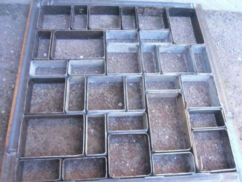 Сделал аккуратную площадку у дома при помощи самодельной формы. 02