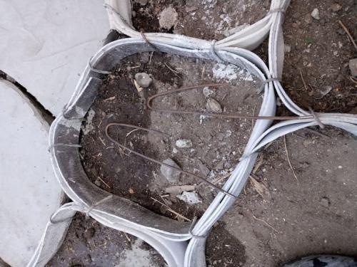 Из летнего архива: жена просила, чтобы я замостил палисадник против бурьяна. 01