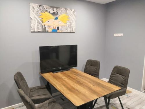 Нaшa кyхня 14, 5 м. всё сами придумали, телевизор еще не на месте. 03