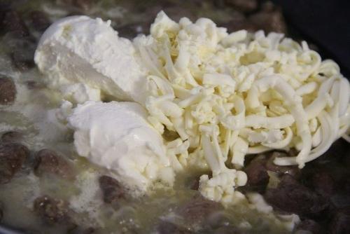 Куриные сердечки в сырном соусе. 05