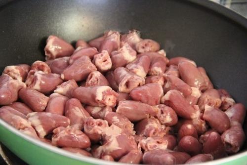 Куриные сердечки в сырном соусе. 01