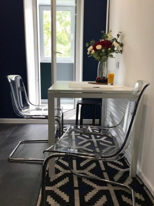 Интерьер кухни и балкона в спокойных синих тонах. 03