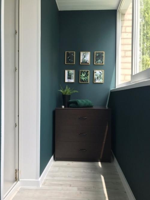 Интерьер кухни и балкона в спокойных синих тонах. 04