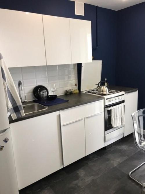 Интерьер кухни и балкона в спокойных синих тонах. 01