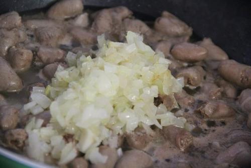 Куриные сердечки в сырном соусе. 04