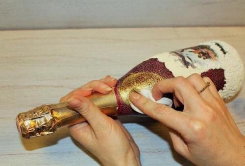 Мастер-класс по декорированию бутылки шампанского в технике декупаж. 07