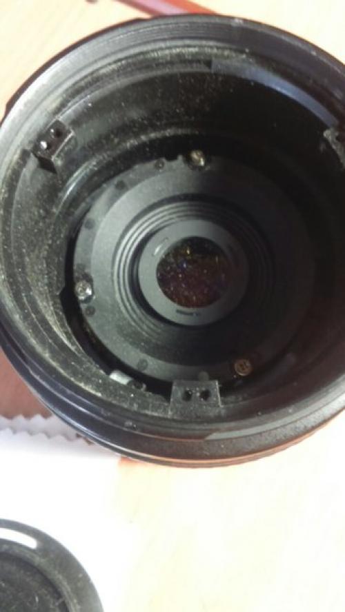 Привет!  Думаю многие тут столкнулись с такой проблемой, как пыль внутри объектива, а вернее за передней линзой. 04