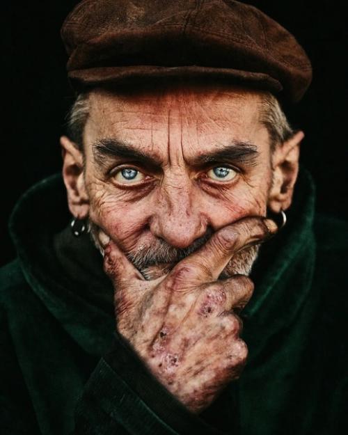 Драматичные и крайне фактурные портреты людей с непростой судьбой от фотографа Ahmad El Hanjoul. 05