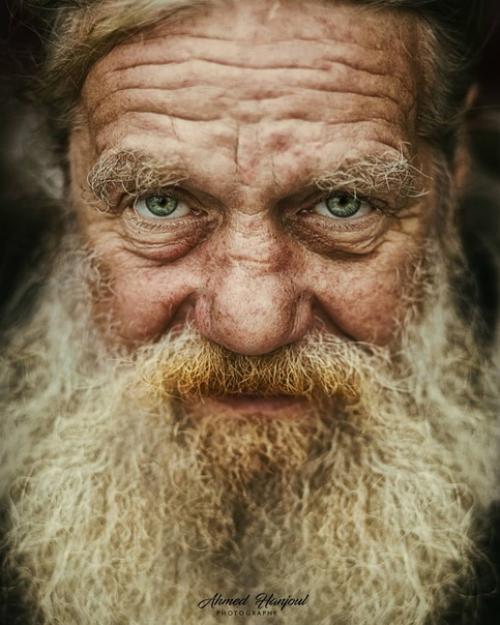 Драматичные и крайне фактурные портреты людей с непростой судьбой от фотографа Ahmad El Hanjoul. 04