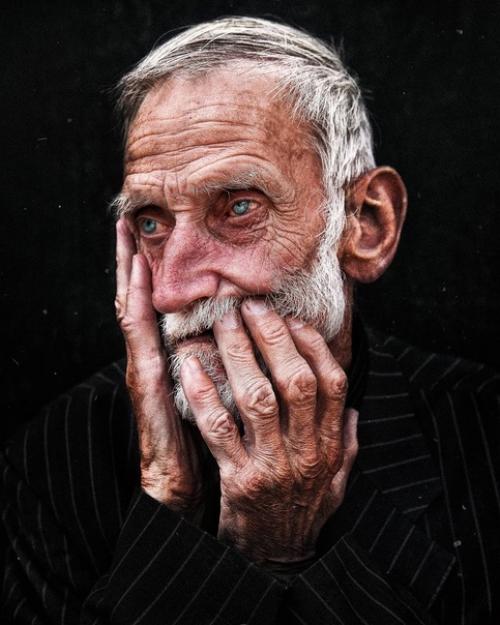 Драматичные и крайне фактурные портреты людей с непростой судьбой от фотографа Ahmad El Hanjoul. 02