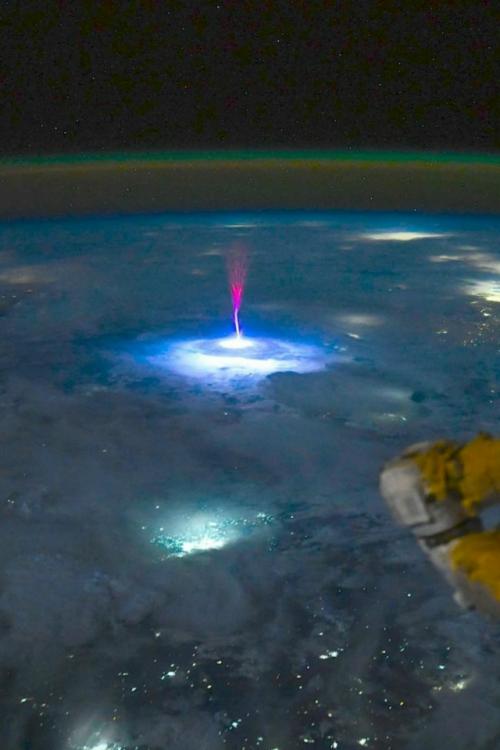 Астронавт мкс заснял одно из самых редчайших явлений - спрайты и голубые джеты в верхних слоях атмосферы. 02