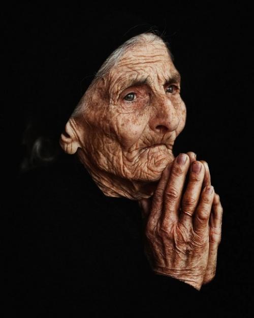 Драматичные и крайне фактурные портреты людей с непростой судьбой от фотографа Ahmad El Hanjoul. 08