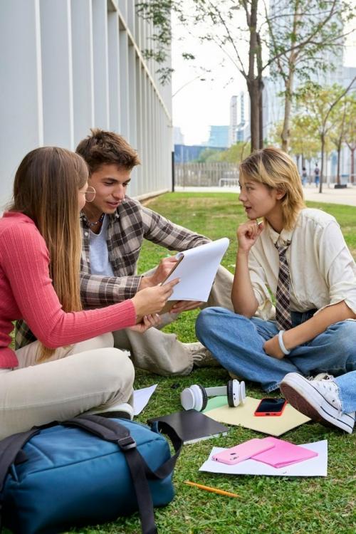 В России обсуждают усиление контроля переписок с помощью ИИ. 02