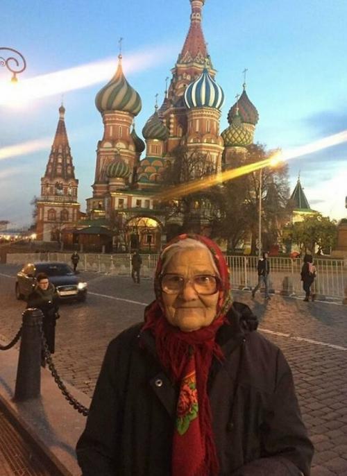 Баба лена отправилась в путешествие по миру в возрасте восьмидесяти трёх лет. 04