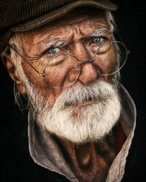 Драматичные и крайне фактурные портреты людей с непростой судьбой от фотографа Ahmad El Hanjoul. 07