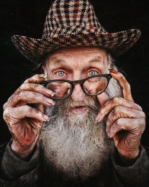 Драматичные и крайне фактурные портреты людей с непростой судьбой от фотографа Ahmad El Hanjoul. 03