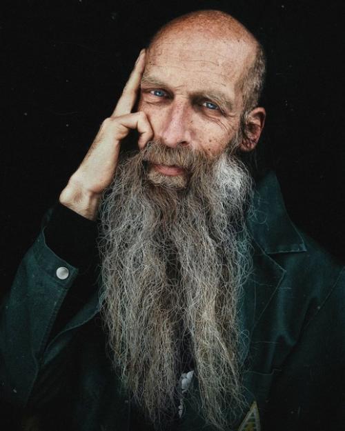 Драматичные и крайне фактурные портреты людей с непростой судьбой от фотографа Ahmad El Hanjoul. 06