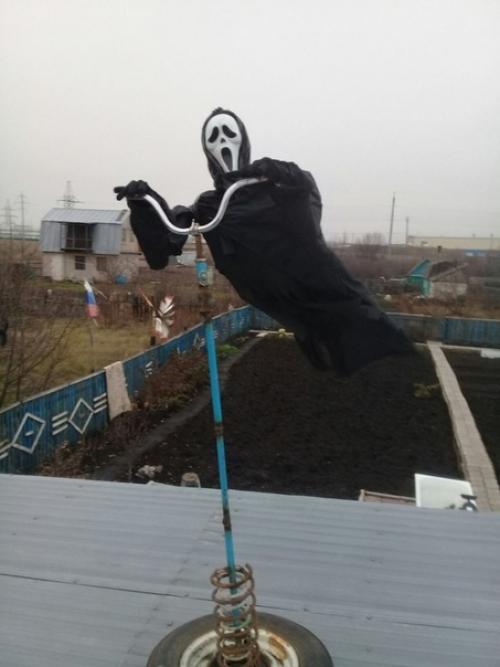 На даче смастерили пугалo, вaрили с другом. 05