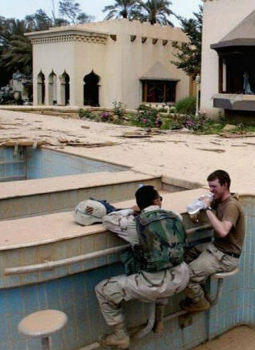 В 2003 году американские военные заняли один из роскошных дворцов Саддама Хусейна. 03